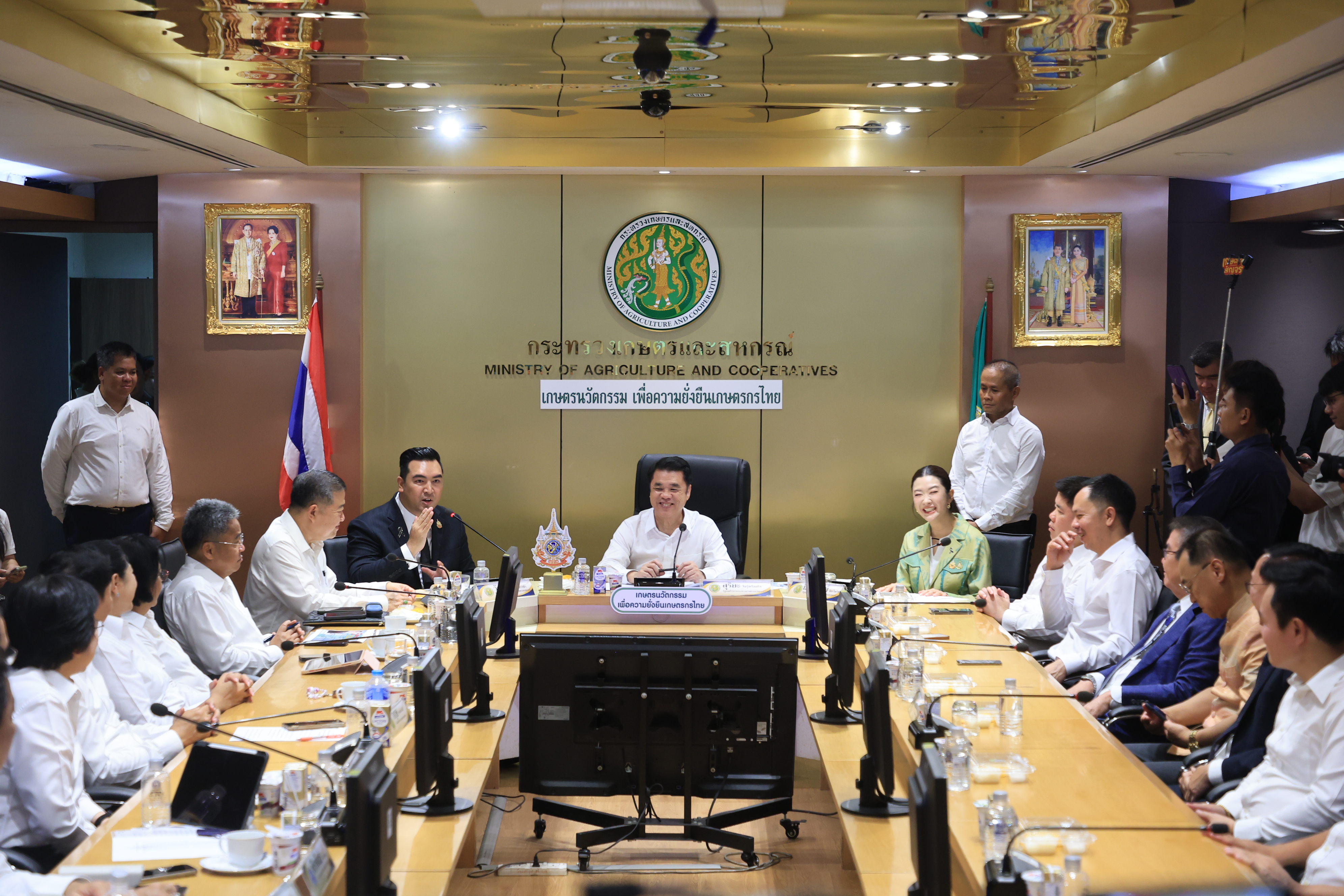 title - เลขาธิการ ส.ป.ก. ร่วมการประชุมผู้บริหารระดับสูงของกระทรวงเกษตรและสหกรณ์ รับมอบนโยบาย รมว.กษ. 5 ด้าน เน้นการทำงานเชิงรุก ลดขั้นตอน เร่งการนำเทคโนโลยีดิจิทัลมาช่วยในการทำงาน ผลักดัน 6 เรื่องเร่งด่วน ต้องเห็นผลที่เป็นรูปธรรม ชูแนวคิดหลัก “เกษตรนวัตกรรม เพื่อความยั่งยืนเกษตรกรไทย” 
